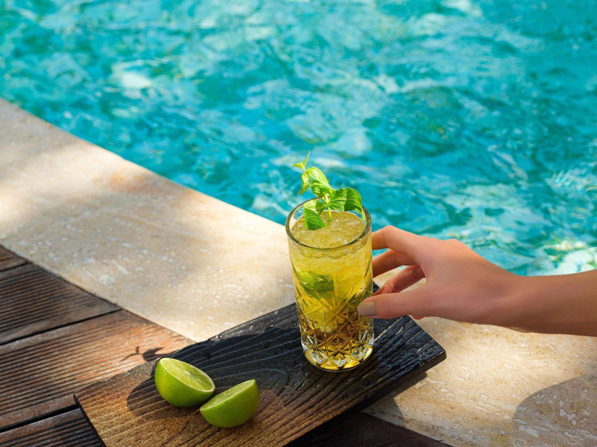 Swissôtel Grand Efes Izmir Esmirna Exterior foto A hand holding a glass of ginger beer