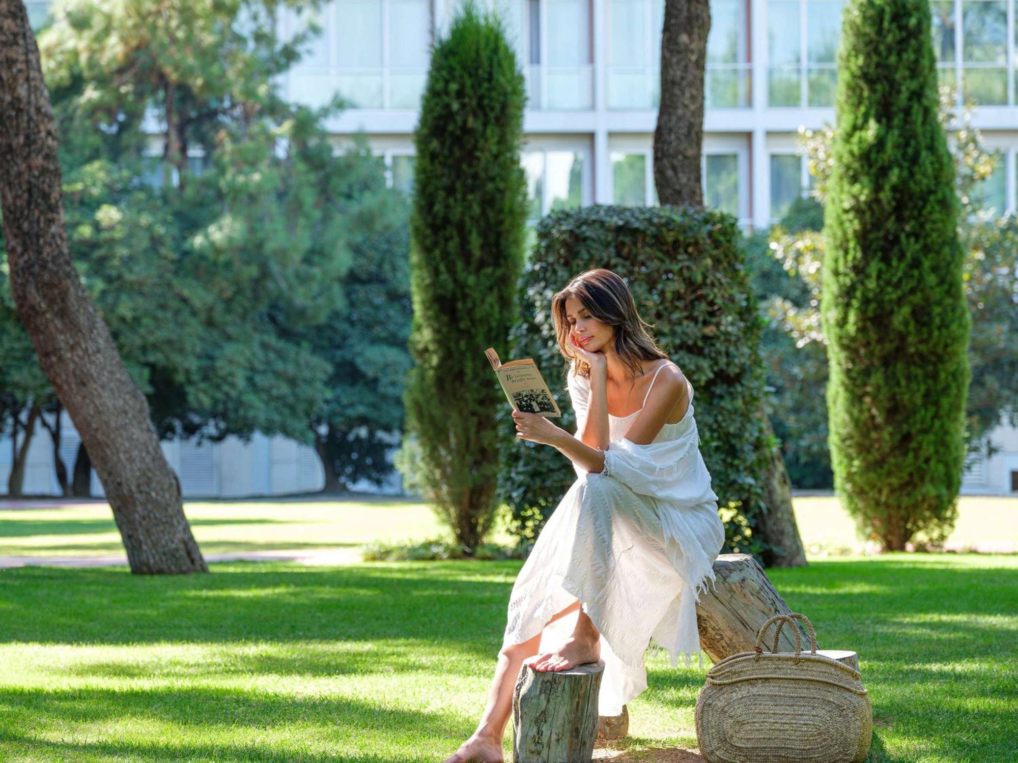 Swissôtel Grand Efes Izmir Esmirna Exterior foto A student reading in the campus