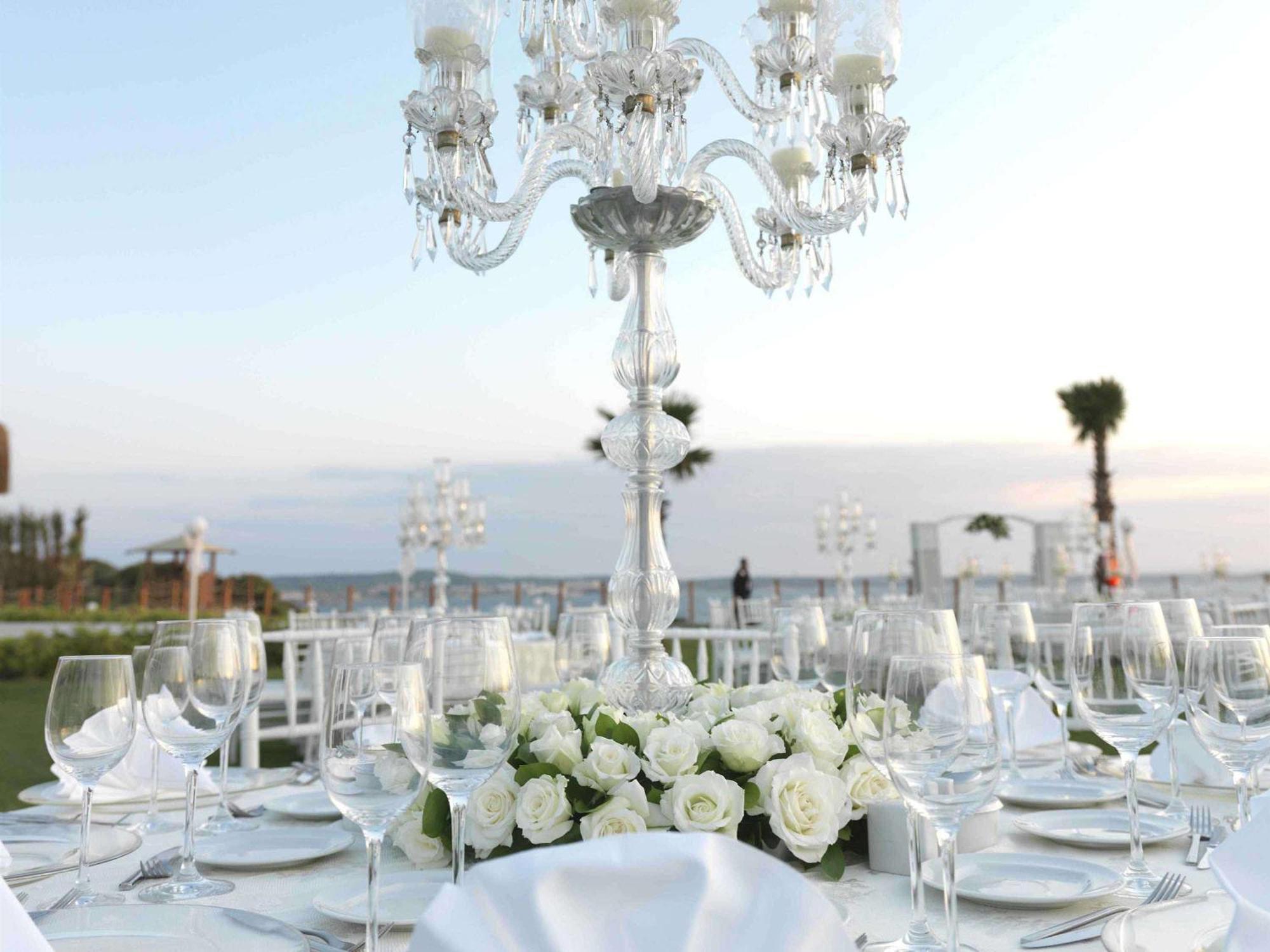 Swissôtel Grand Efes Izmir Esmirna Exterior foto A table set for a wedding reception