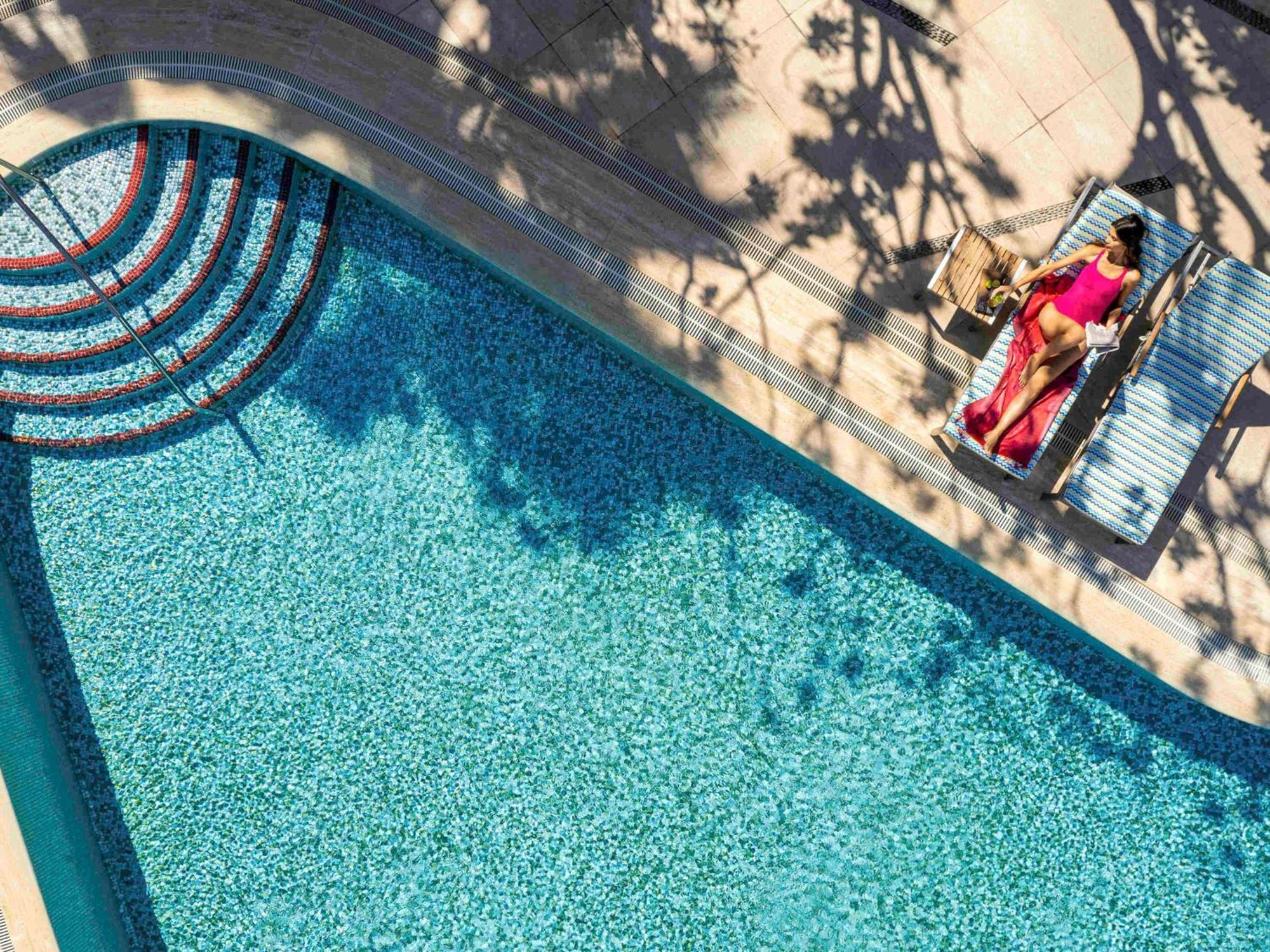 Swissôtel Grand Efes Izmir Esmirna Exterior foto The pool at the Four Seasons Hotel, Los Angeles