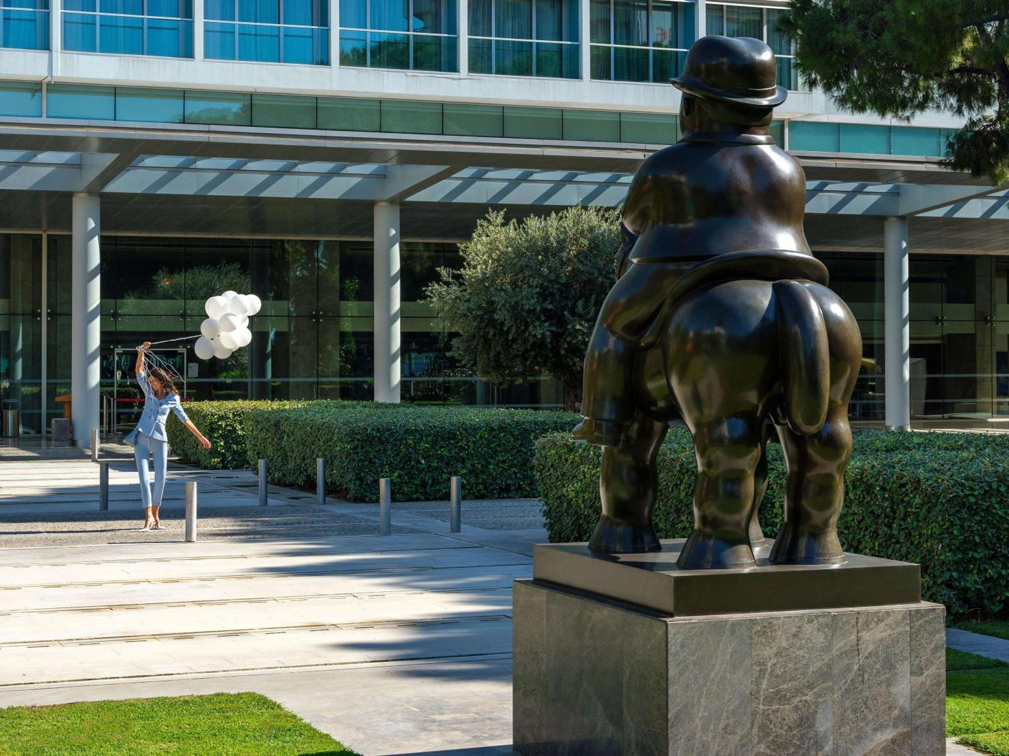 Swissôtel Grand Efes Izmir Esmirna Exterior foto The sculpture in 2007