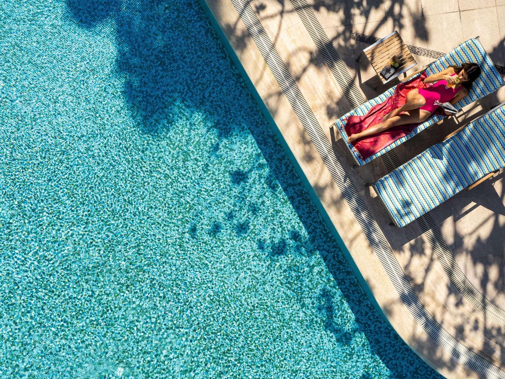 Swissôtel Grand Efes Izmir Esmirna Exterior foto A woman sunbathing